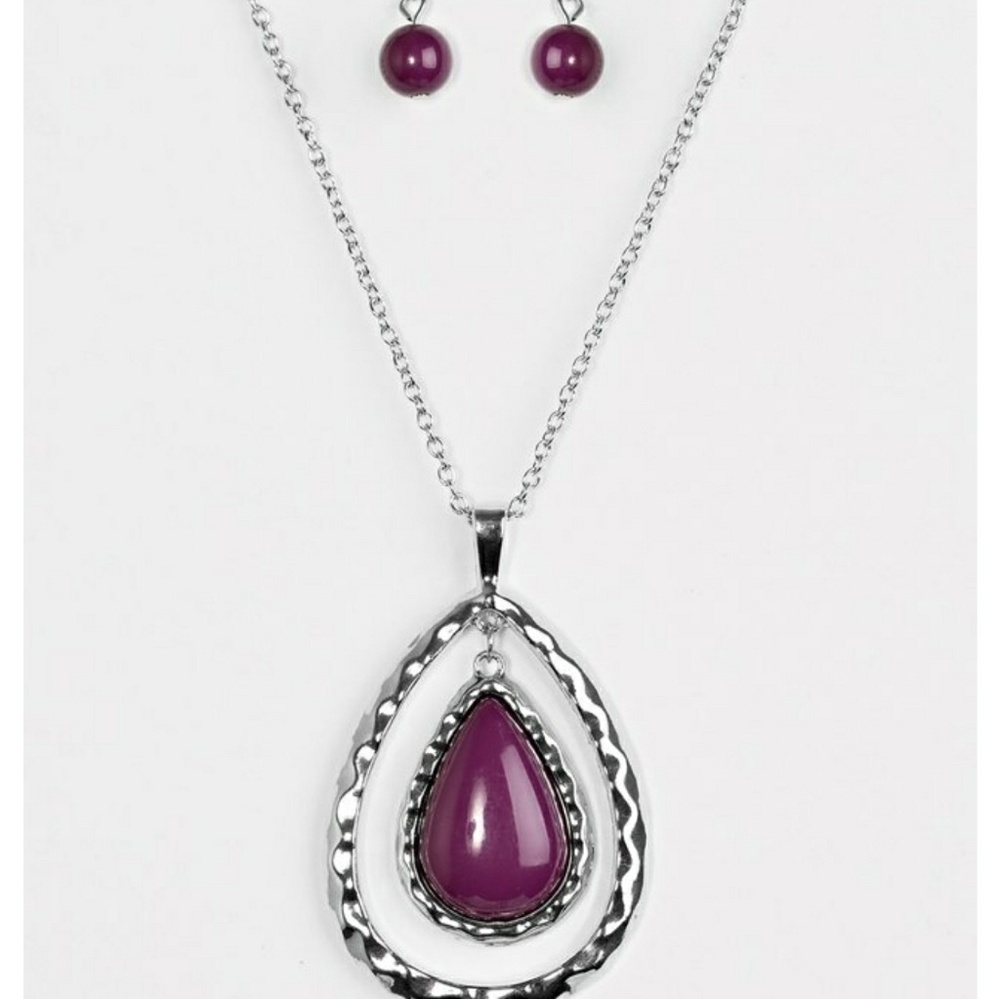 NEW LISTING! Fashion jewelry necklace/earrings set